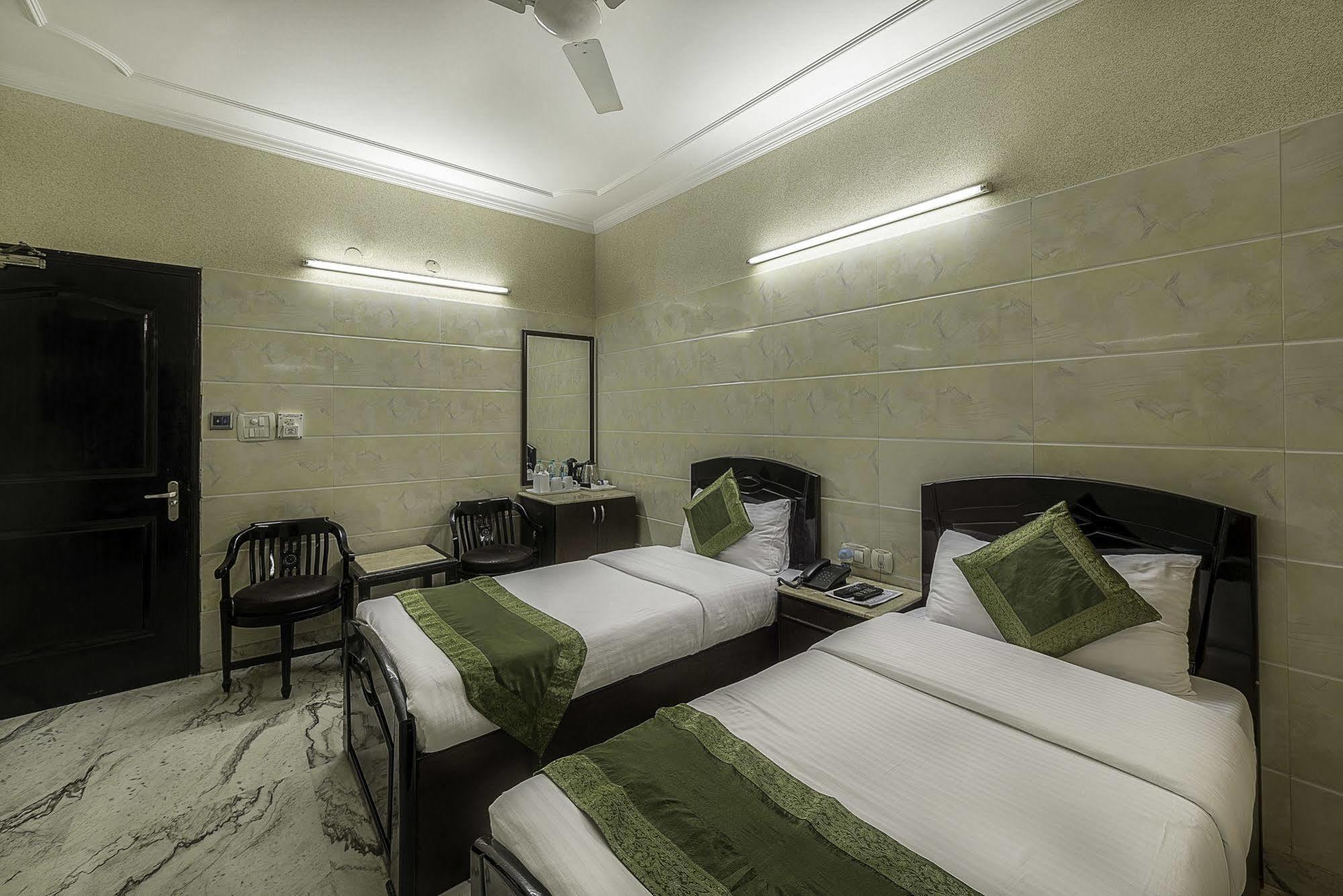 Treebo Trend Singh Sons Karol Bagh Hotel New Delhi Bagian luar foto