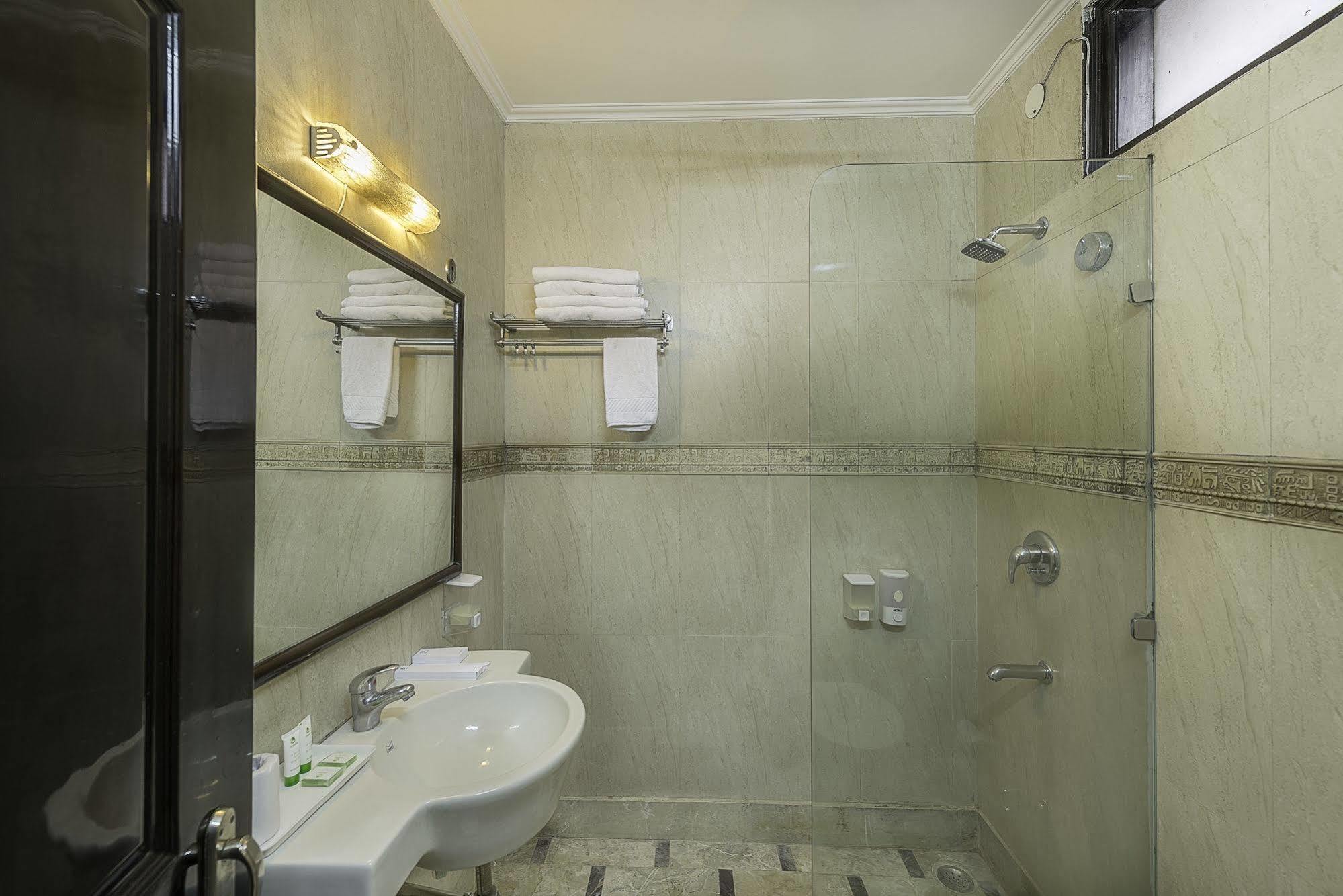 Treebo Trend Singh Sons Karol Bagh Hotel New Delhi Bagian luar foto