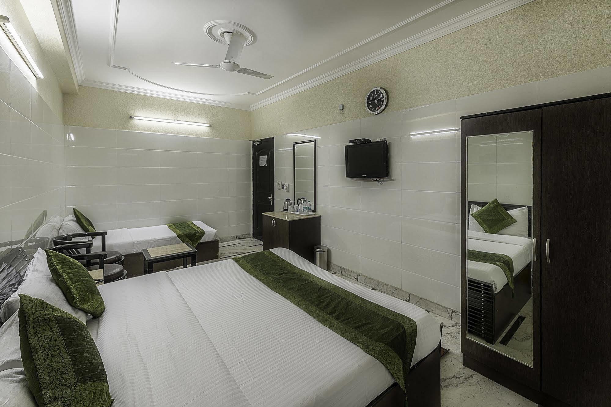 Treebo Trend Singh Sons Karol Bagh Hotel New Delhi Bagian luar foto